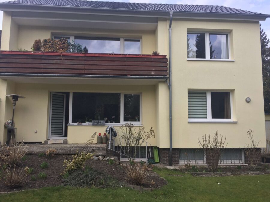 Hannover Badenstedt: Nette Wohnung im Zweifamilienhaus im 1. OG mit Balkon - Foto Rückfassade