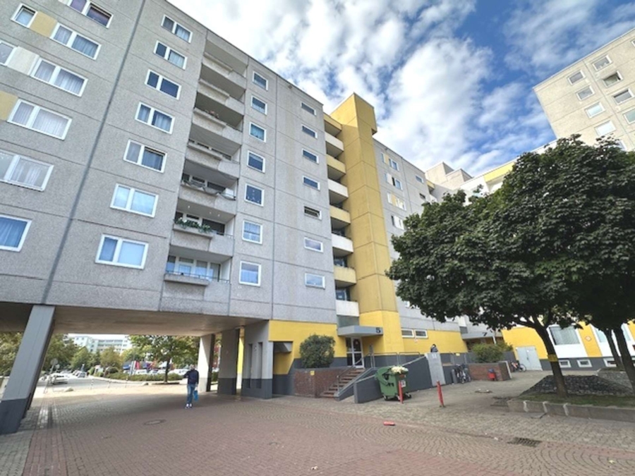 Laatzen Zentrum: 2 Zimmer Wohnung mit Balkon und TG-Stellplatz - Hauseingangsfassade