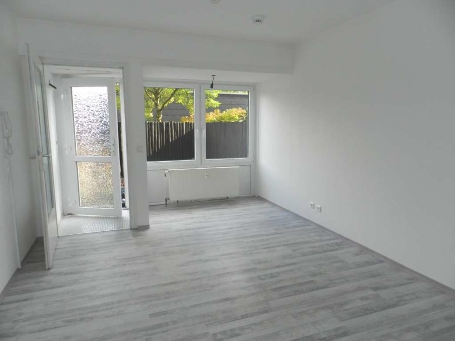 Hannover Davenstedt: Kleine Wohnung mit Terrasse und eigenem Eingang - Zimmer in Richtung Fenster, Ei