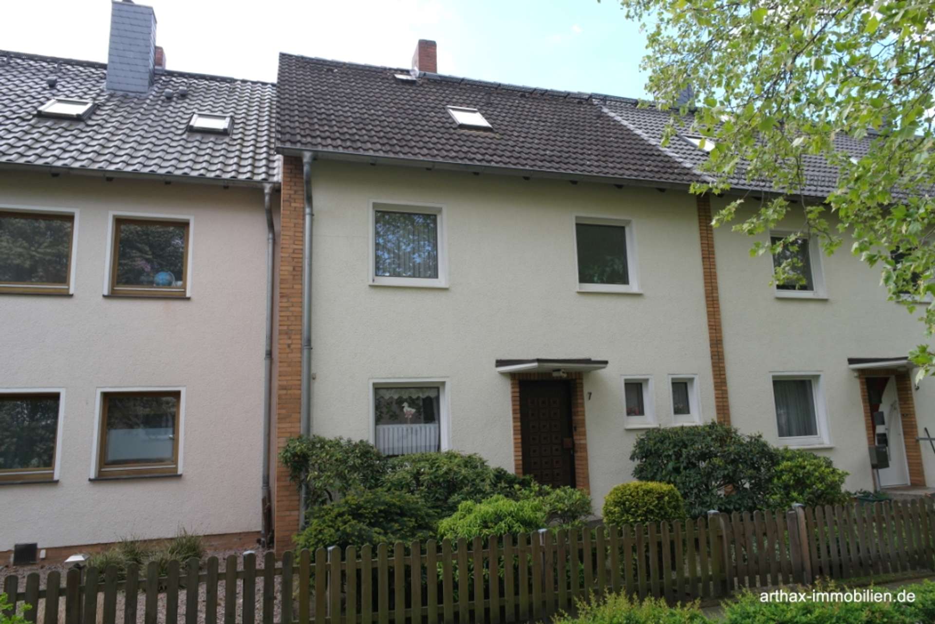 Hannover Klein Buchholz: Sehr gepflegtes Reihenmittelhaus mit Garage - Vorderansicht