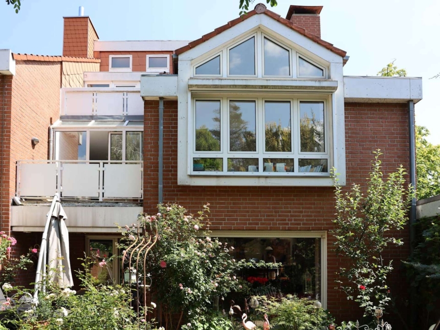 Ronnenberg Empelde: Peppiges, lichtdurchflutetes Haus für 2-3 Generationen !!! - Gartenseite mit Erker im OG, T