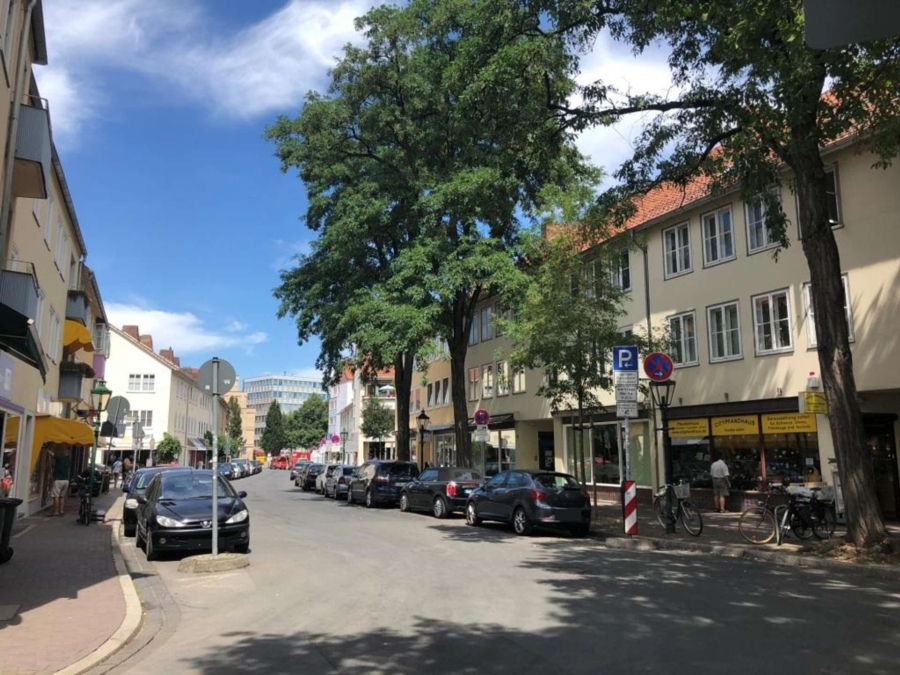 Hannover Mitte: Laden in der Altstadt mit großer 3-teiliger Schaufensterfläche - Straßenansicht