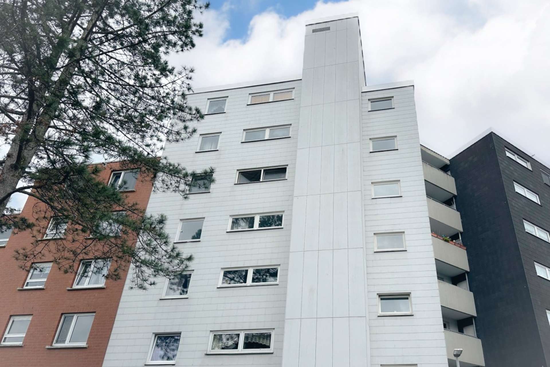 Hannover Mühlenberg: Sehr schön geschnittene Wohnung mit Weitblick vom Balkon + Garage - hintere Hausansicht