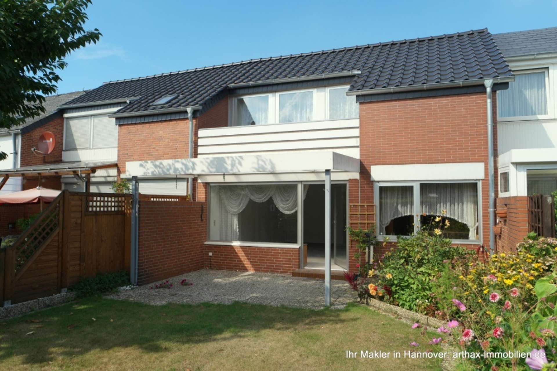 Hannover Vahrenheide: Reihenmittelhaus mit Garage - Gartenansicht