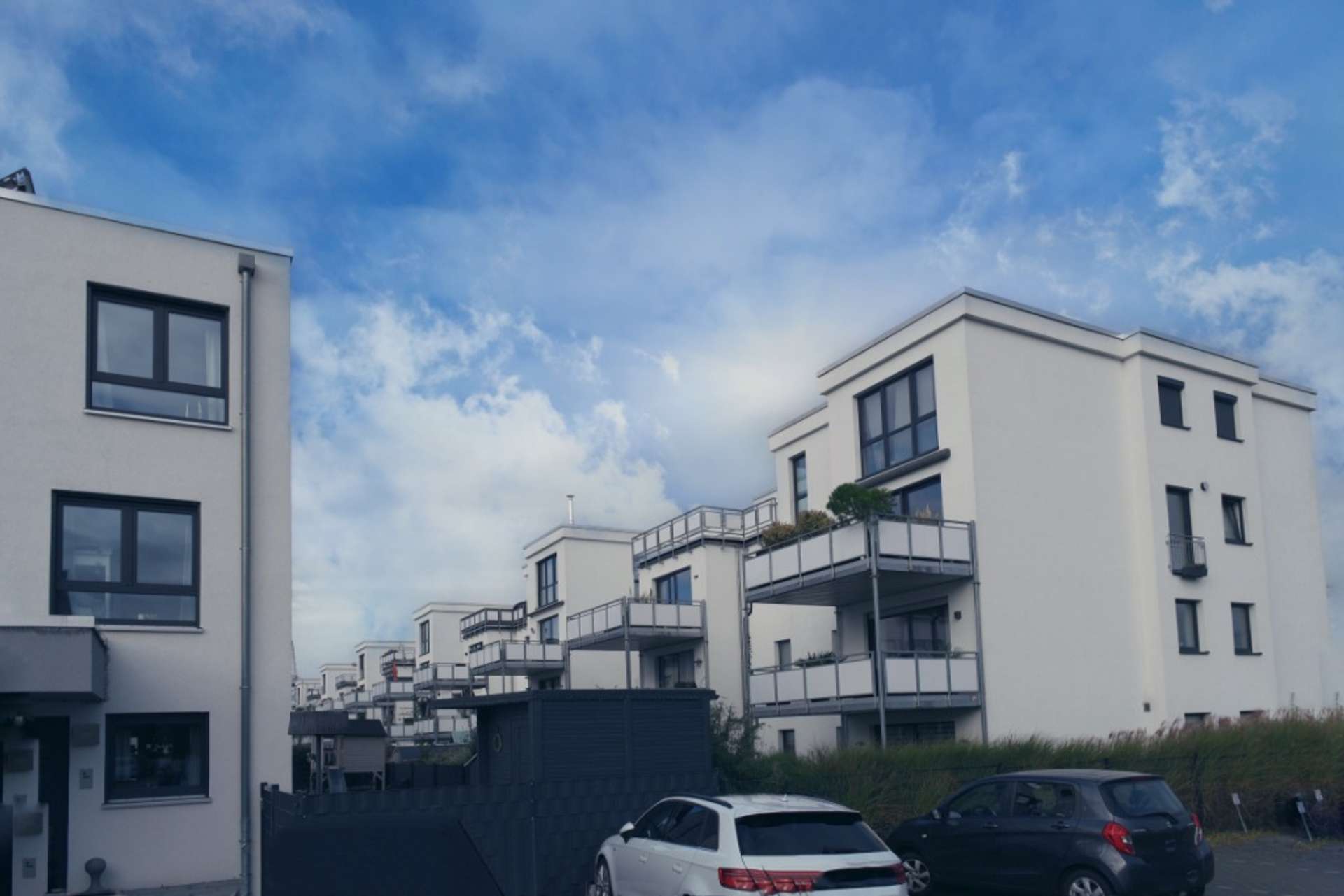Seelze Süd: Wunderschöne Wohnung mit unglaublich wenig Heizkosten --Energieeffizienzklasse A+ - Wohnhäuser rückwärtige Seite