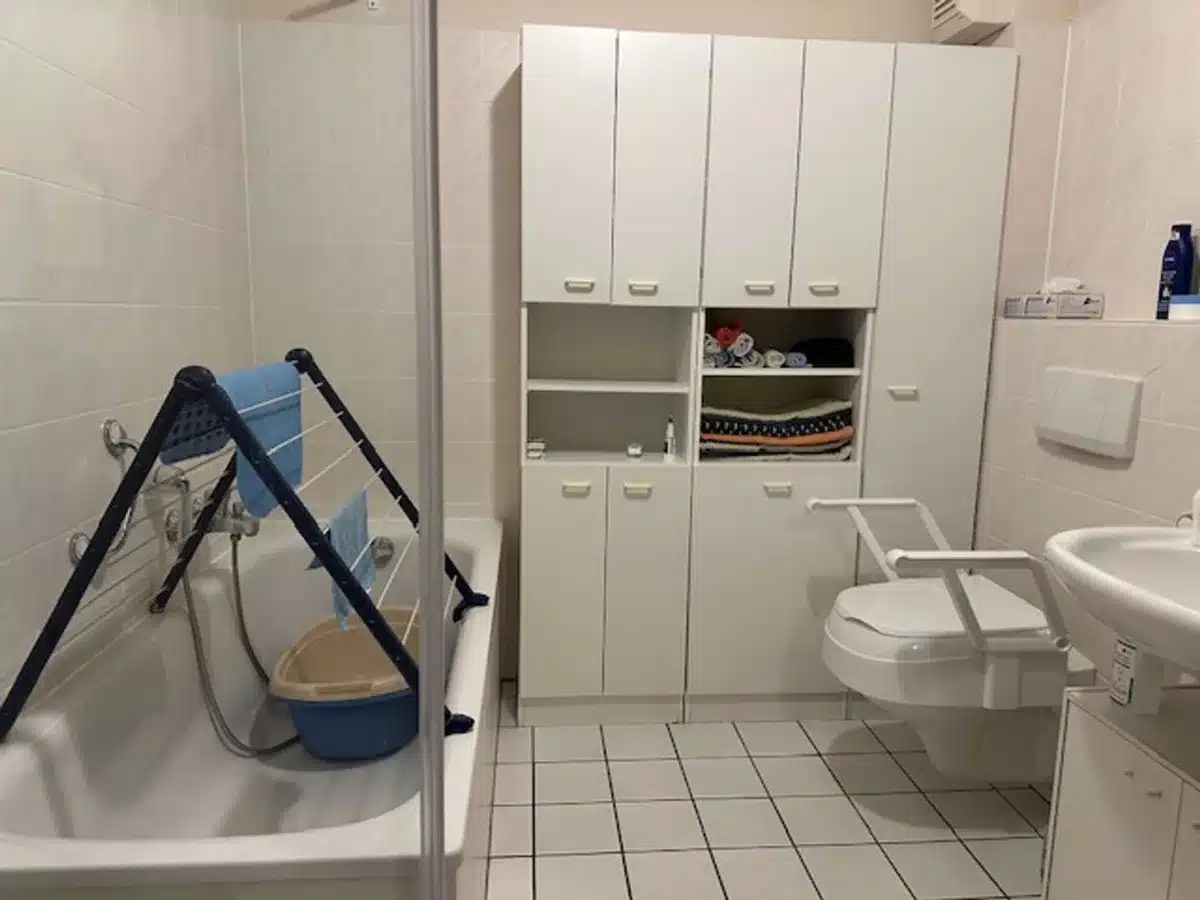 Bad Wanne und WC