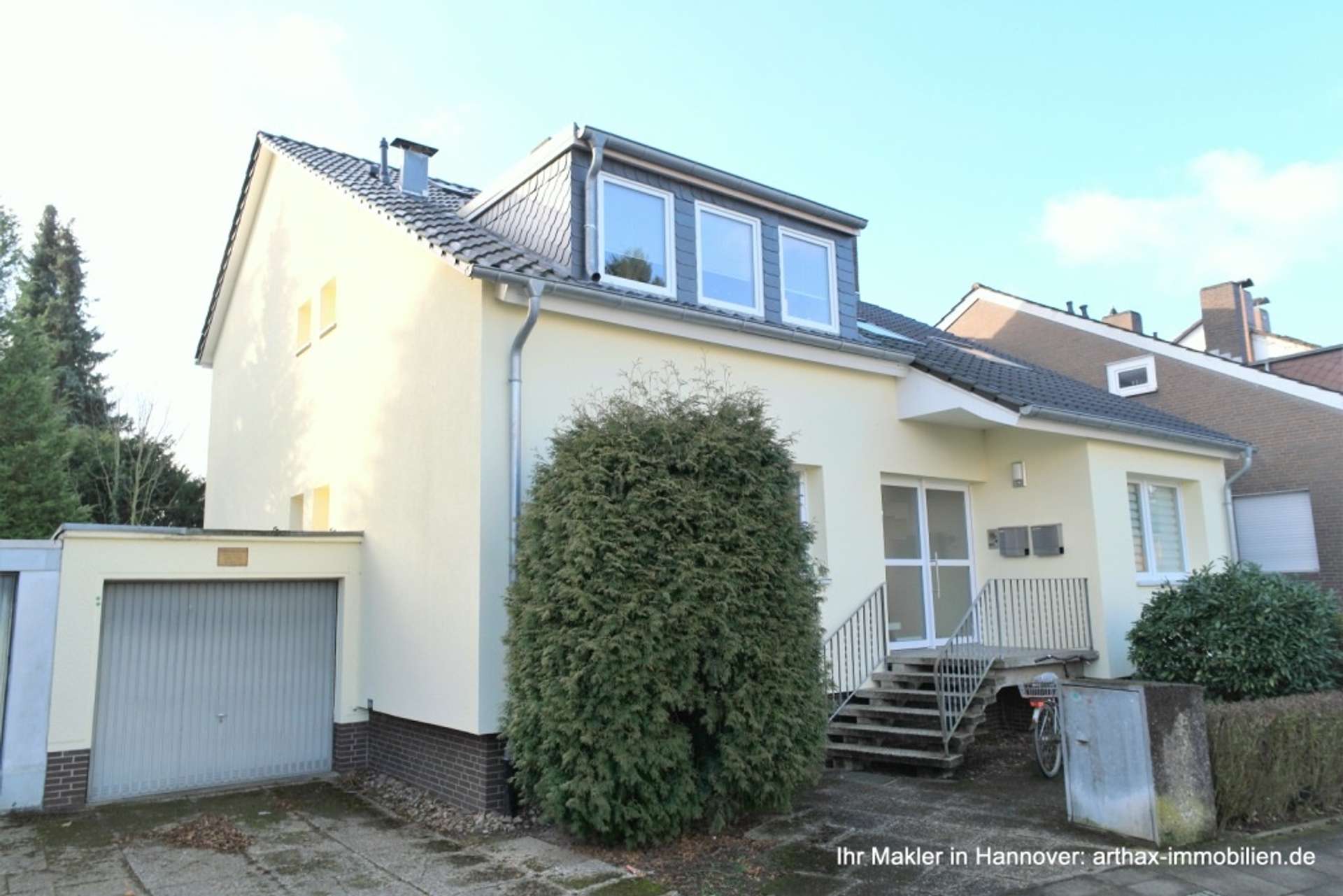 Hannover Badenstedt: EG Wohnung mit Garten und Garage im Zweifamilienhaus - Straßenansicht
