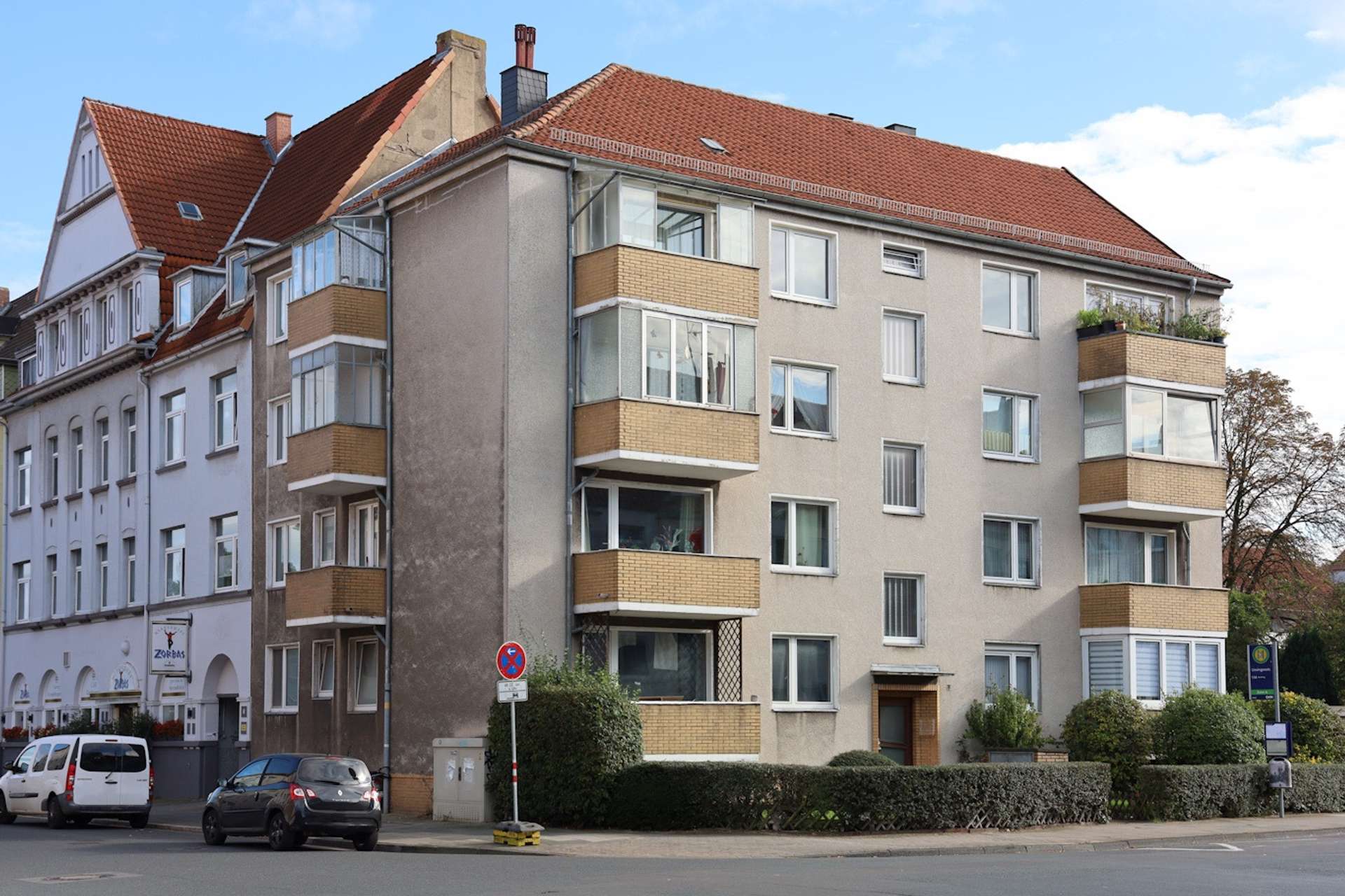 Hannover List: Renovierungsbedürftige gut geschnittene Wohnung mit 2 Balkonen - Hausansicht