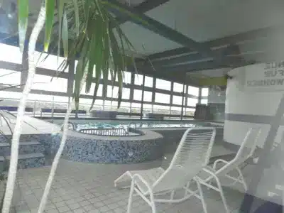 Hannover Davenstedt: Großzügiges Wohnzimmer, sonniger Balkon, Pkw Stellplatz und Schwimmbad im Haus, 30455 Hannover, Etagenwohnung