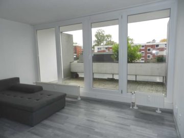 Hannover Davenstedt: Großzügiges Wohnzimmer und sonniger Balkon mit eigenem Eingang und Stellplatz, 30455 Hannover, Etagenwohnung