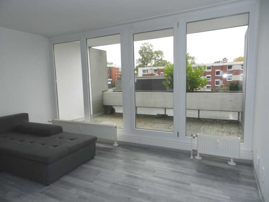 Hannover Davenstedt: Großzügiges Wohnzimmer und sonniger Balkon mit eigenem Eingang und Stellplatz - Schwimmbad im 12.OG