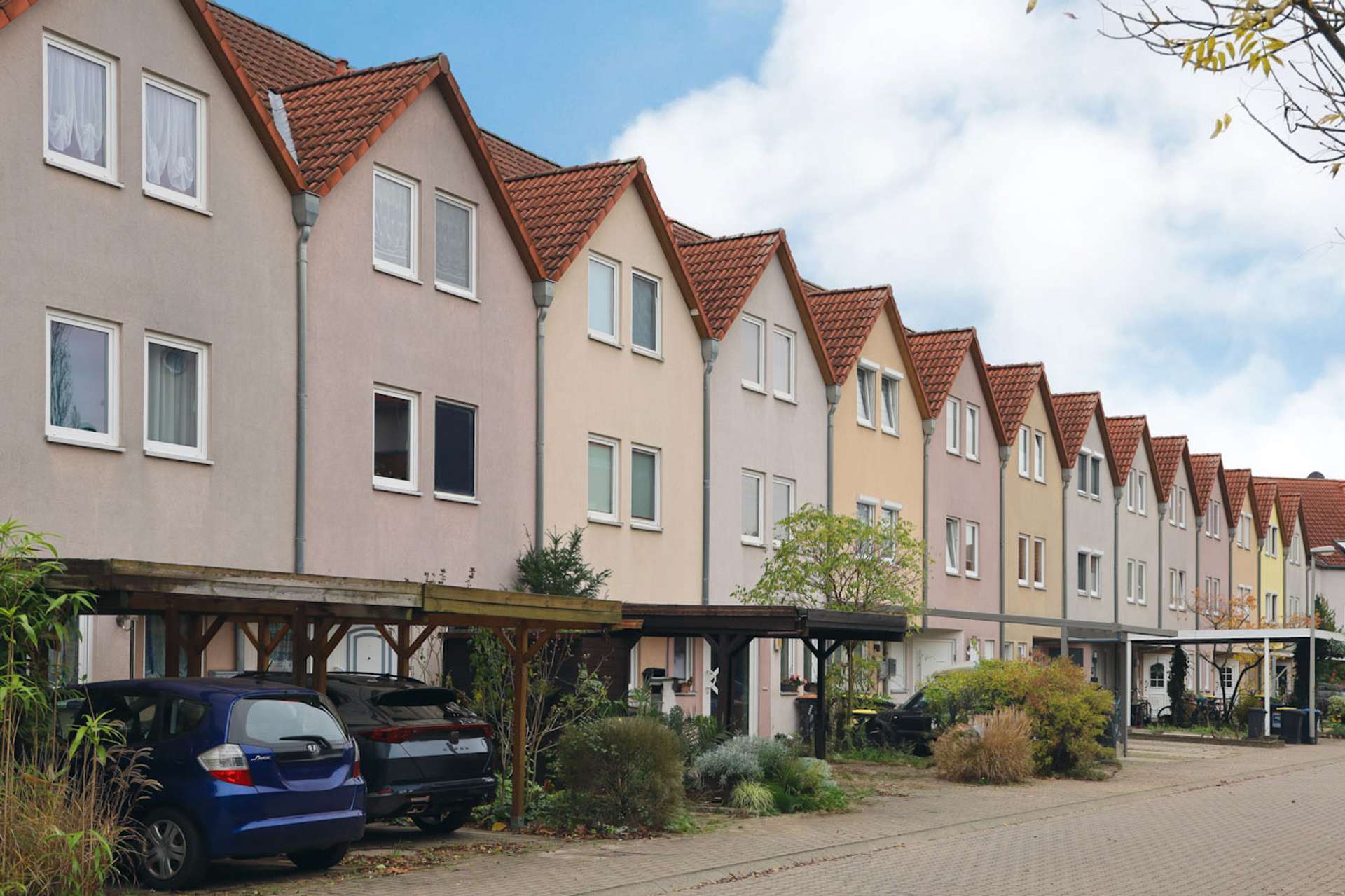Hannover Vahrenwald: Reihenmittelhaus mit viel Platz und Keller - Straßenansicht