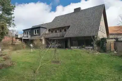 Wennigsen Erbbaurecht: 2-Parteien-Haus mit Praxis, Doppelgarage und Stellplätzen, 30974 Wennigsen, Mehrfamilienhaus