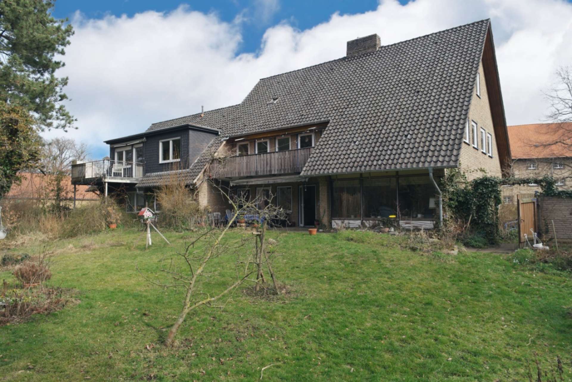 Wennigsen Erbbaurecht: 2-Parteien-Haus mit Praxis, Doppelgarage und Stellplätzen - Haus Rückseite