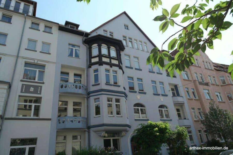 Hannover List: Wohnung im Dornröschenschlaf, Dach ist neu gedeckt - Hausansicht