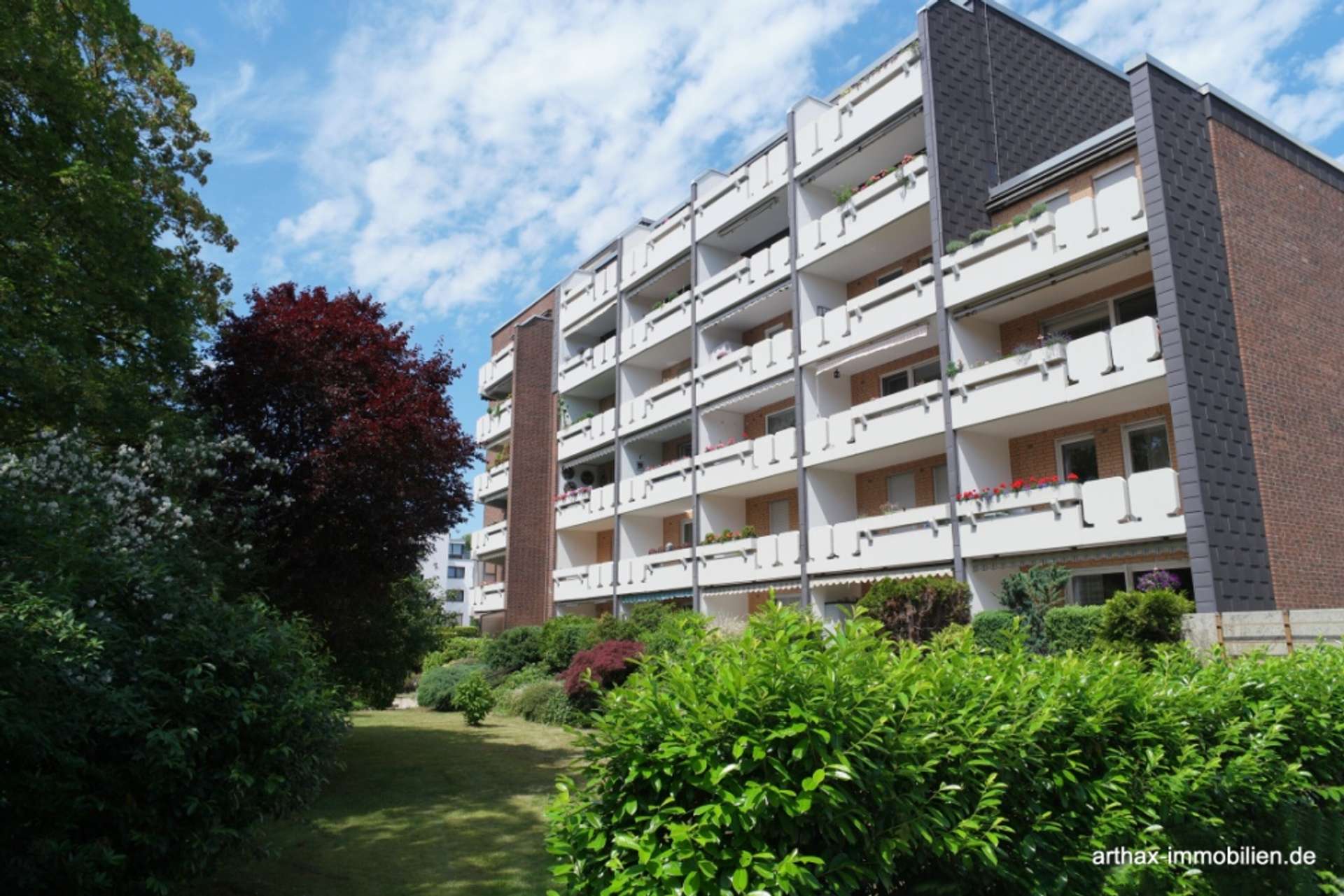 Langenhagen Ortsmitte: 4 Zi Maisonette mit Balkon, Terrasse, Stellplatz und Gartenanteil - Straßenseite