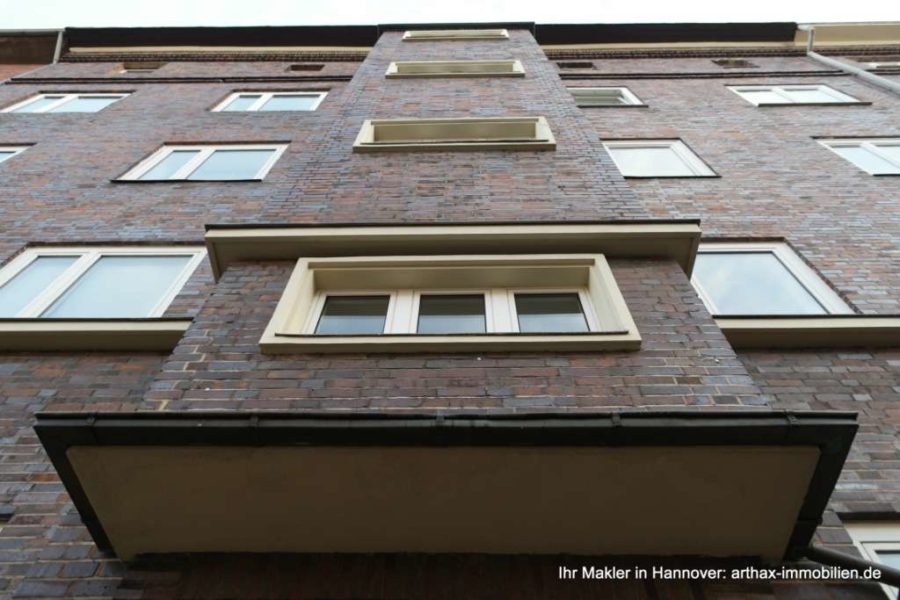 Sanierungsbedürftige 3-4 Zimmer Wohnung, mit Balkon im beliebten Stadtteil Hannover List - Fassadendetail