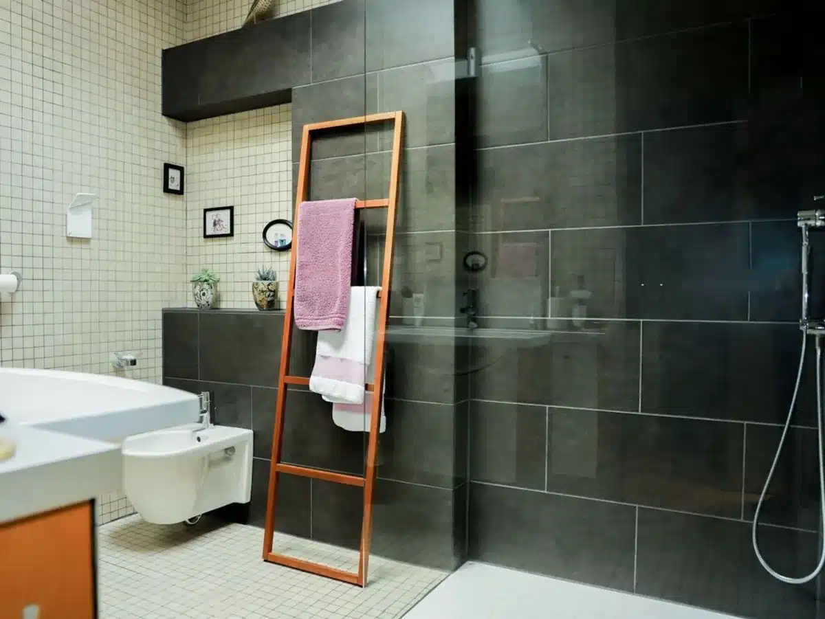 Bad, große Dusche