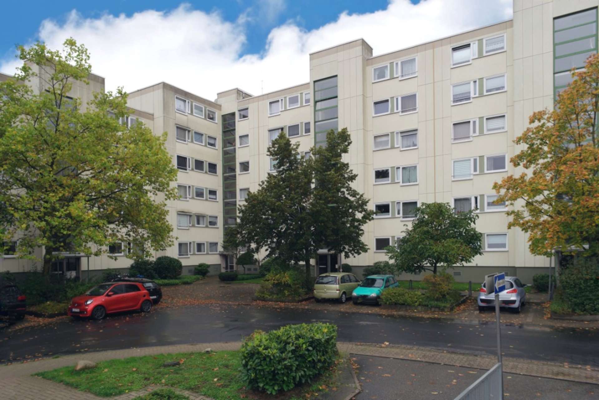 Laatzen: Gut renovierte 4-5 Zimmer Wohnung mit 2 Balkonen - Hausansicht