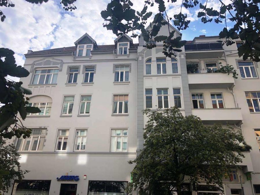 Hannover List: Altbauwohnung mit originalen Stilelementen und 2 Balkonen - Hausansicht