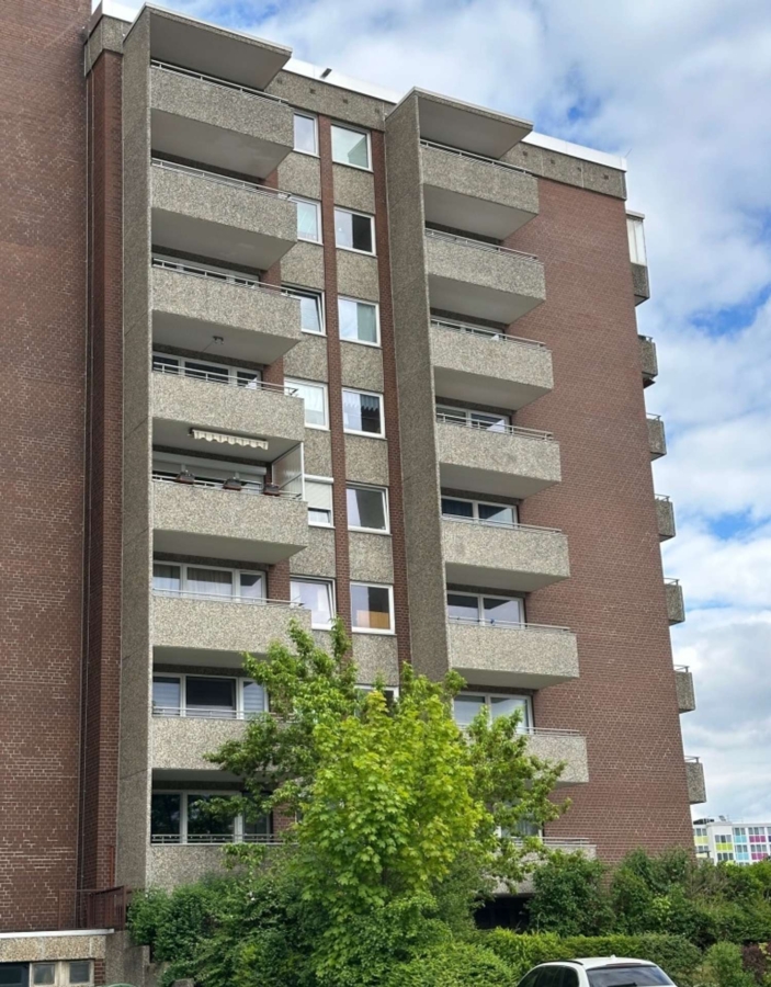 Laatzen: Renovierte Wohnung, großer Balkon – Messe nah - gepflegtes Gebäude - Balkonseite