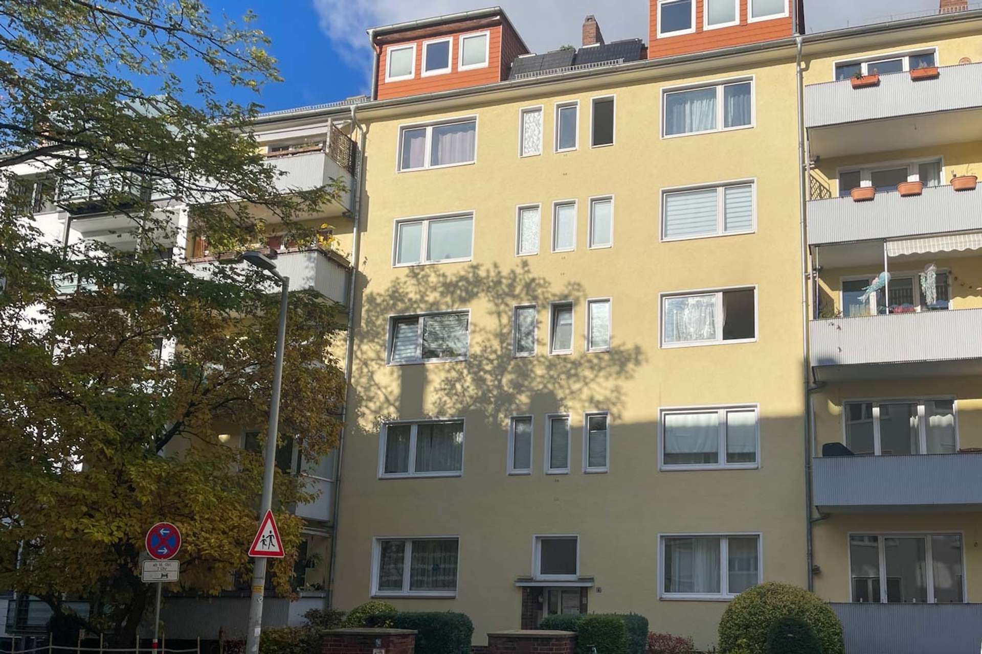 Hannover Oststadt: Wohnung im 1.OG in guter Stadtlage - Straßenansicht