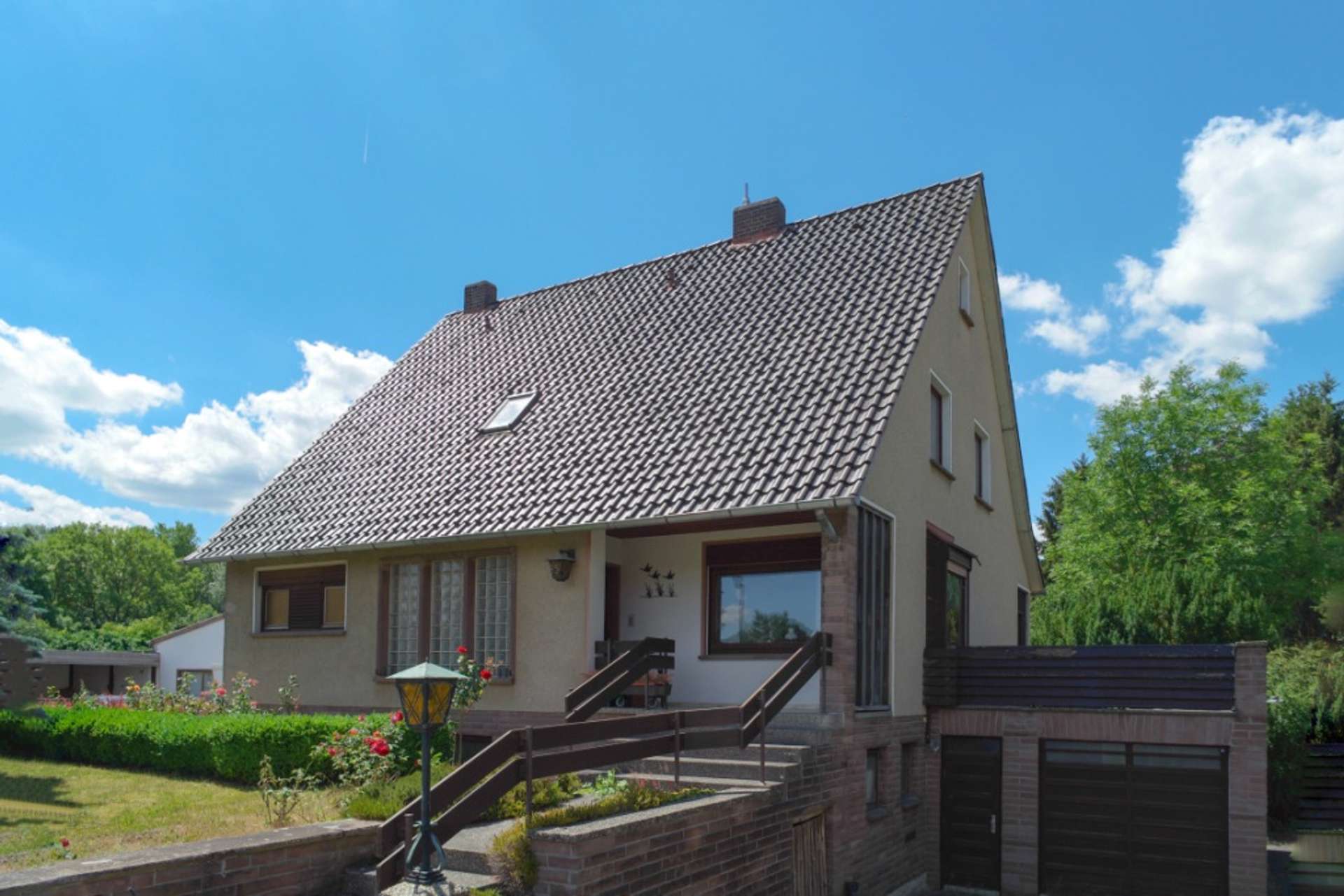 Gronau (Leine): Freistehendes Einfamilienhaus auf großem Grundstück, im Gewerbegebiet - Hausansicht