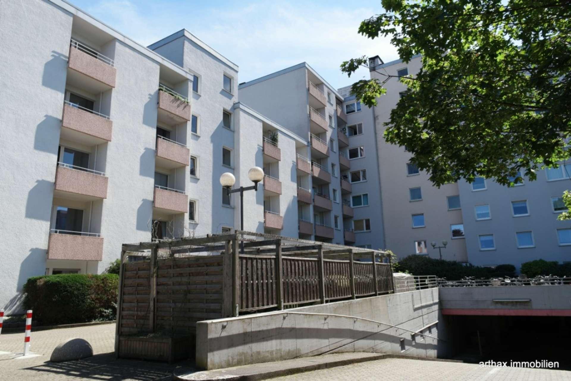 Hannover Misburg Nord: Großer Wohnbereich, schöner Weitblick, nahe am Kanal, mit Lift und Garage - Liegenschaft mit Zufahrt zu Ti