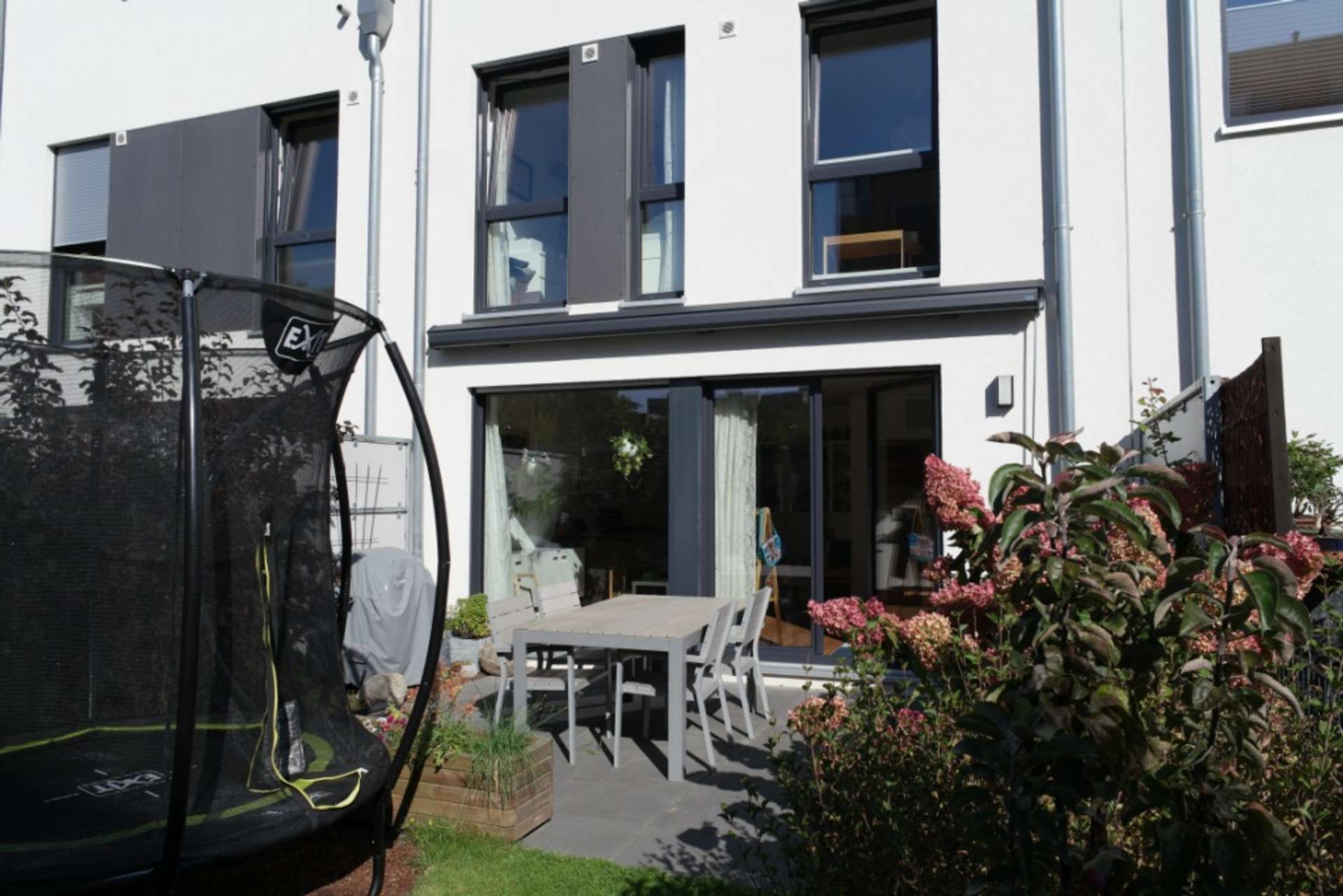 Hannover Ahlem: Sehr geräumiges attraktives Reihenhaus - KfW-Effizienzhaus 55 - Gartenfassade