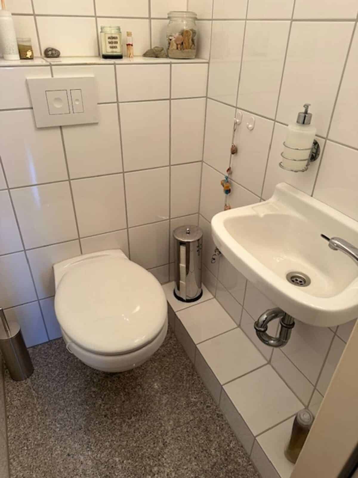 separates WC