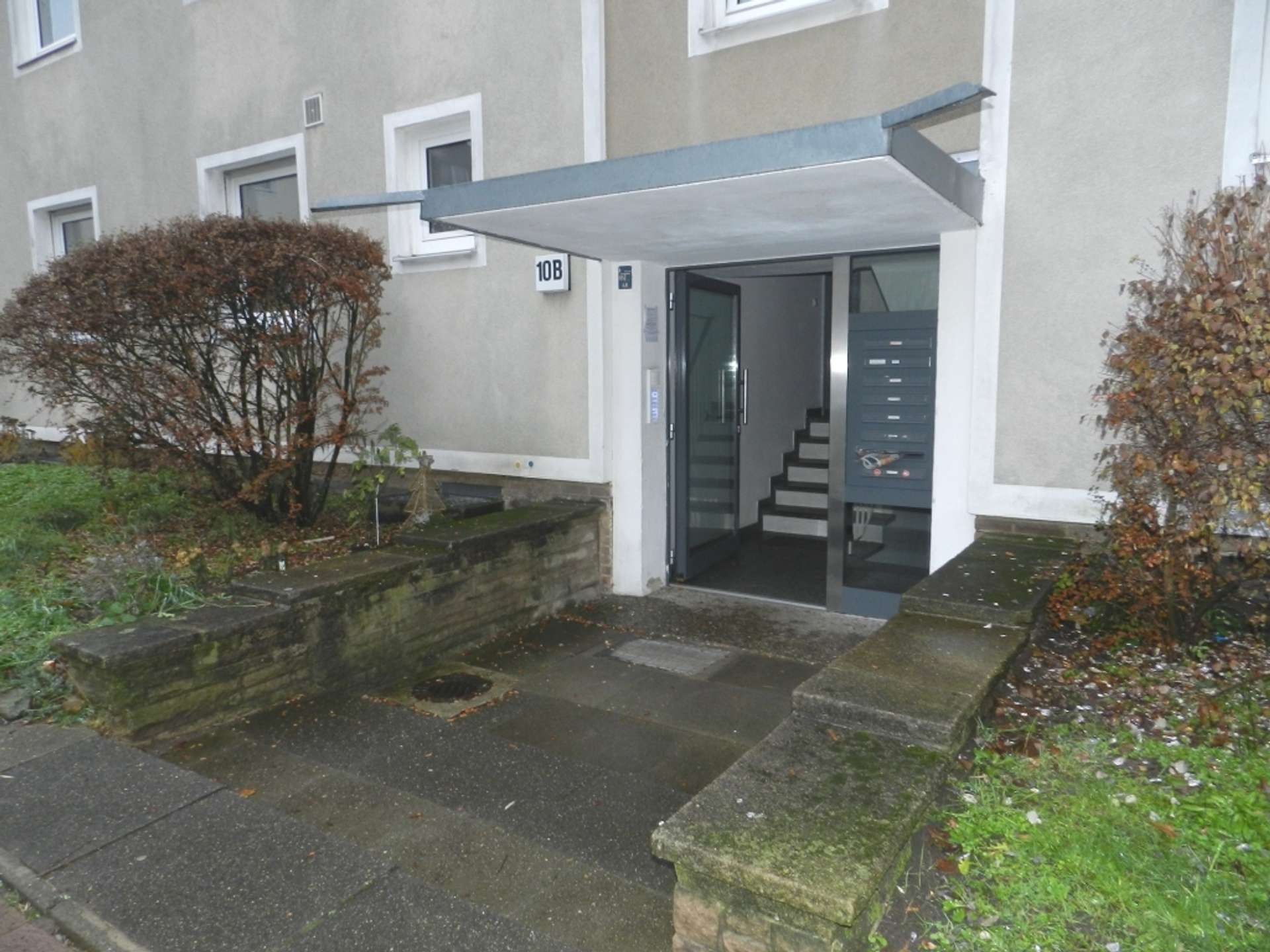 Misburg Nord: Wohnung in grüner Umgebung mit Westbalkon - Hauseingang