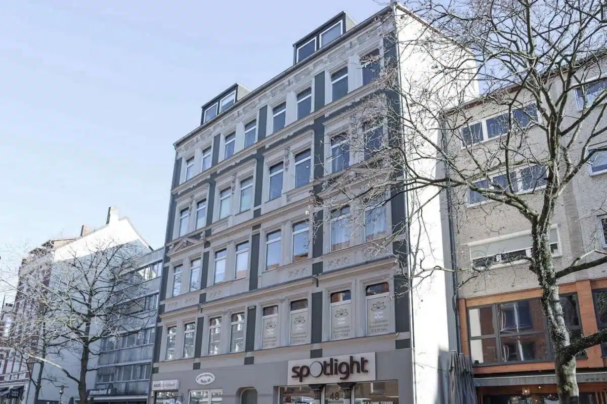 mit Nachbargebäuden
