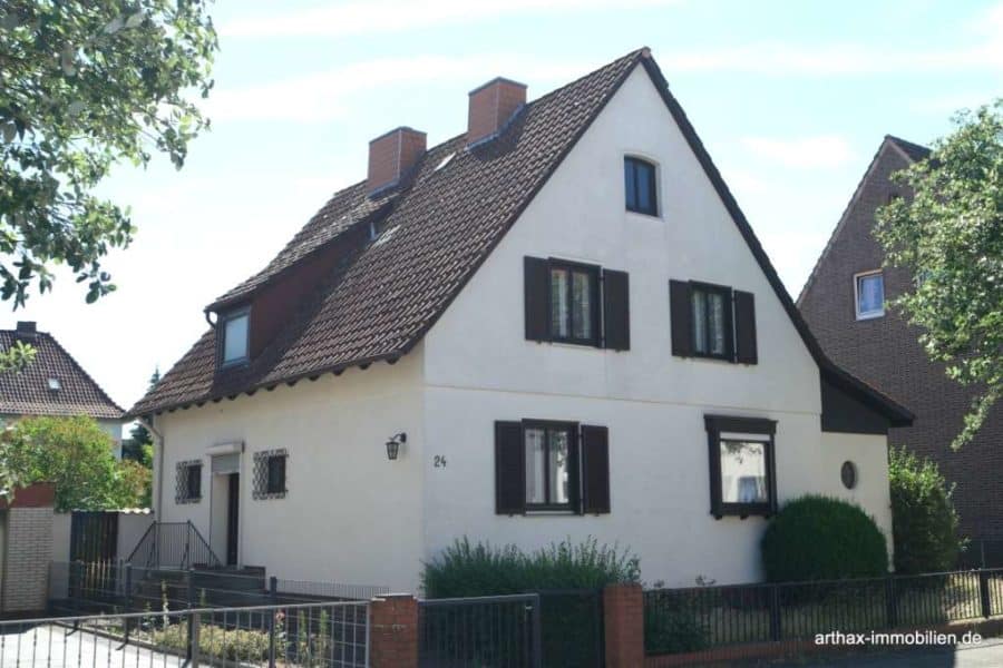 Lehrte Stadt: Einfamilienhaus mit historischen Bauelementen - Straßenansicht