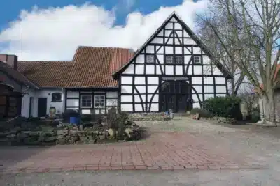 Bad Münder – Nienstedt: Fachwerkhaus, Scheune mit Gästewohnung und Nebengelass, großes Grundstück, 31848 Bad Münder, Bauernhaus