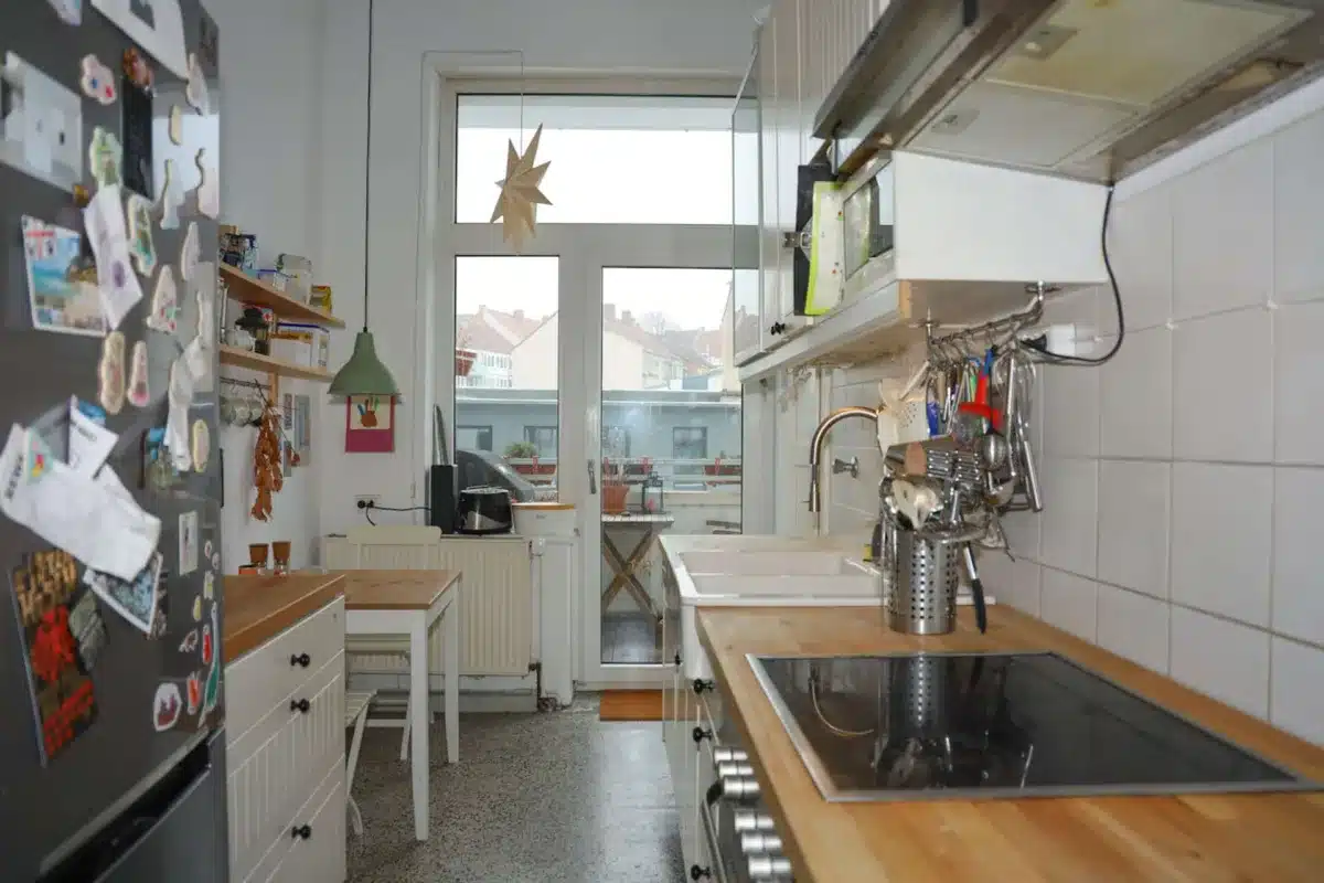 Küche und Balkon
