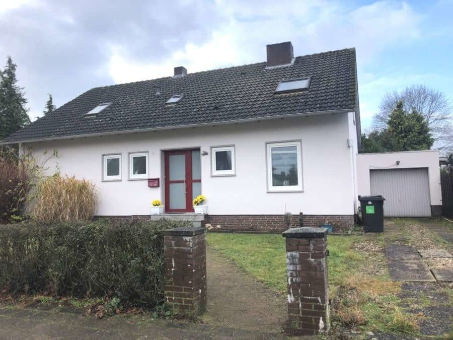 Nienburg Alpheide: Freistehendes 1-2 Familienhaus mit Garage - Vorderansicht