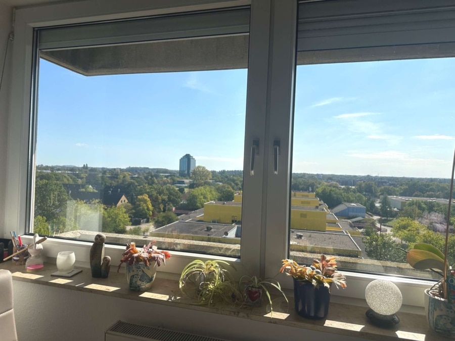 Hannover Groß Buchholz: Helle 2 Zimmer Wohnung mit Balkon und tollem Ausblick - Wasseruhren in Küche und Bad
