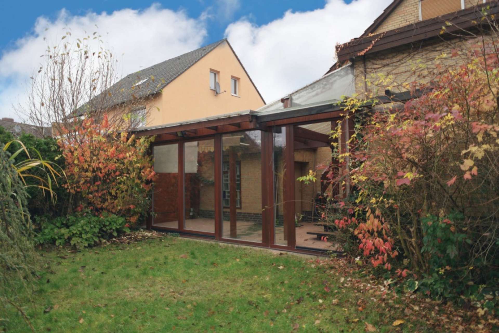 Lehrte Aligse: Freistehendes Einfamilienhaus mit Garage - Gartenansicht