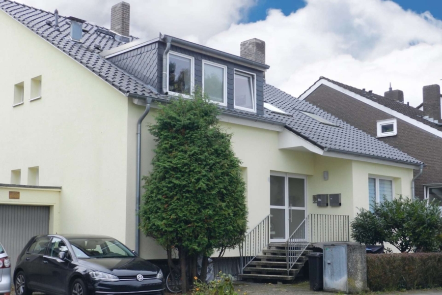 Hannover Badenstedt: Nette Wohnung im Zweifamilienhaus im 1. OG mit Balkon - Hausansicht