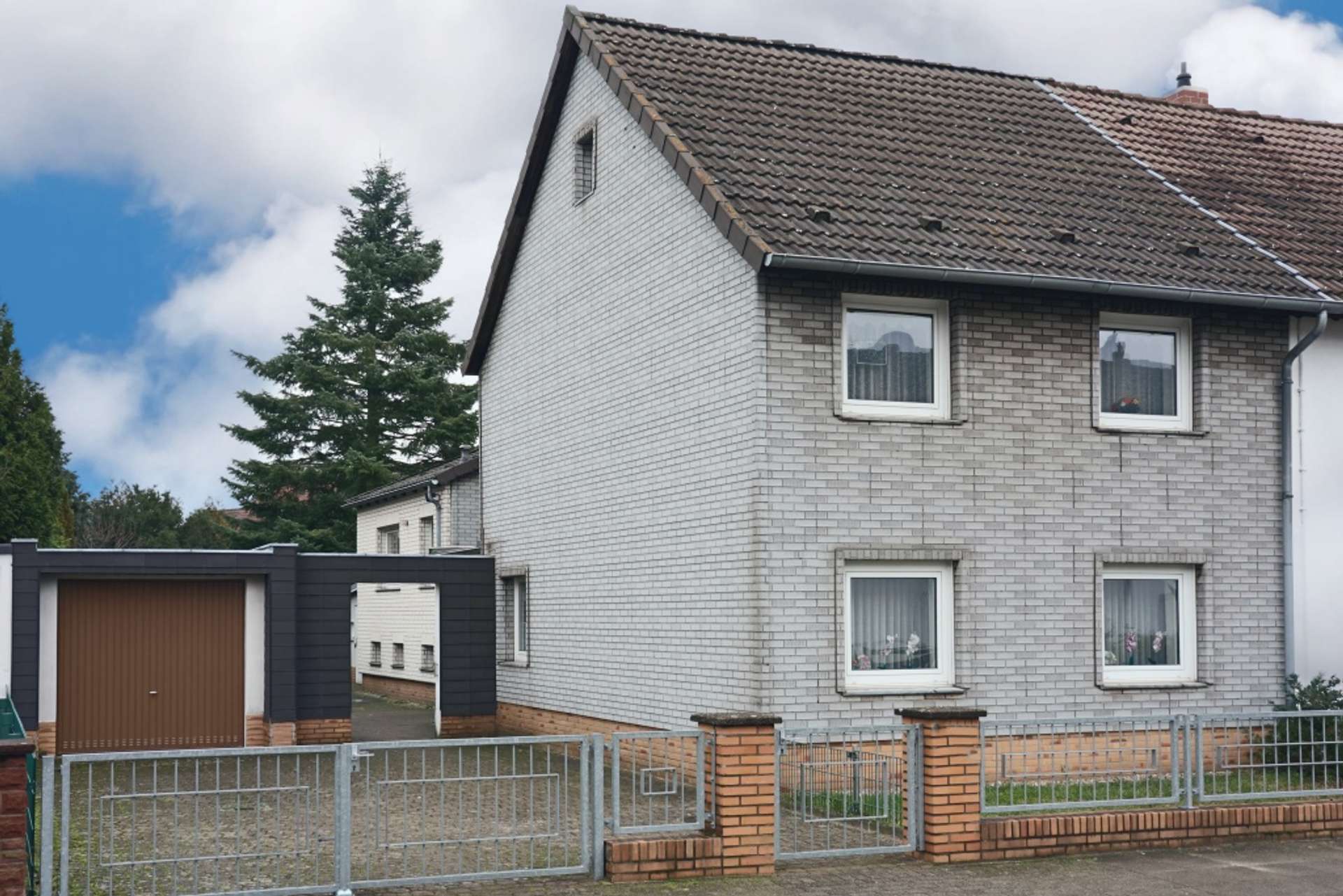 Hannover Misburg: DHH mit Garten, 2 Garagen und Baugrundstück - Straßenansicht