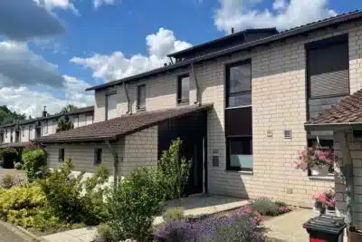 Hannover Wettbergen: Solides saniertes Reihenmittelhaus mit Garage, neue Fenster, neue Heizung, 30457 Hannover, Reihenmittelhaus