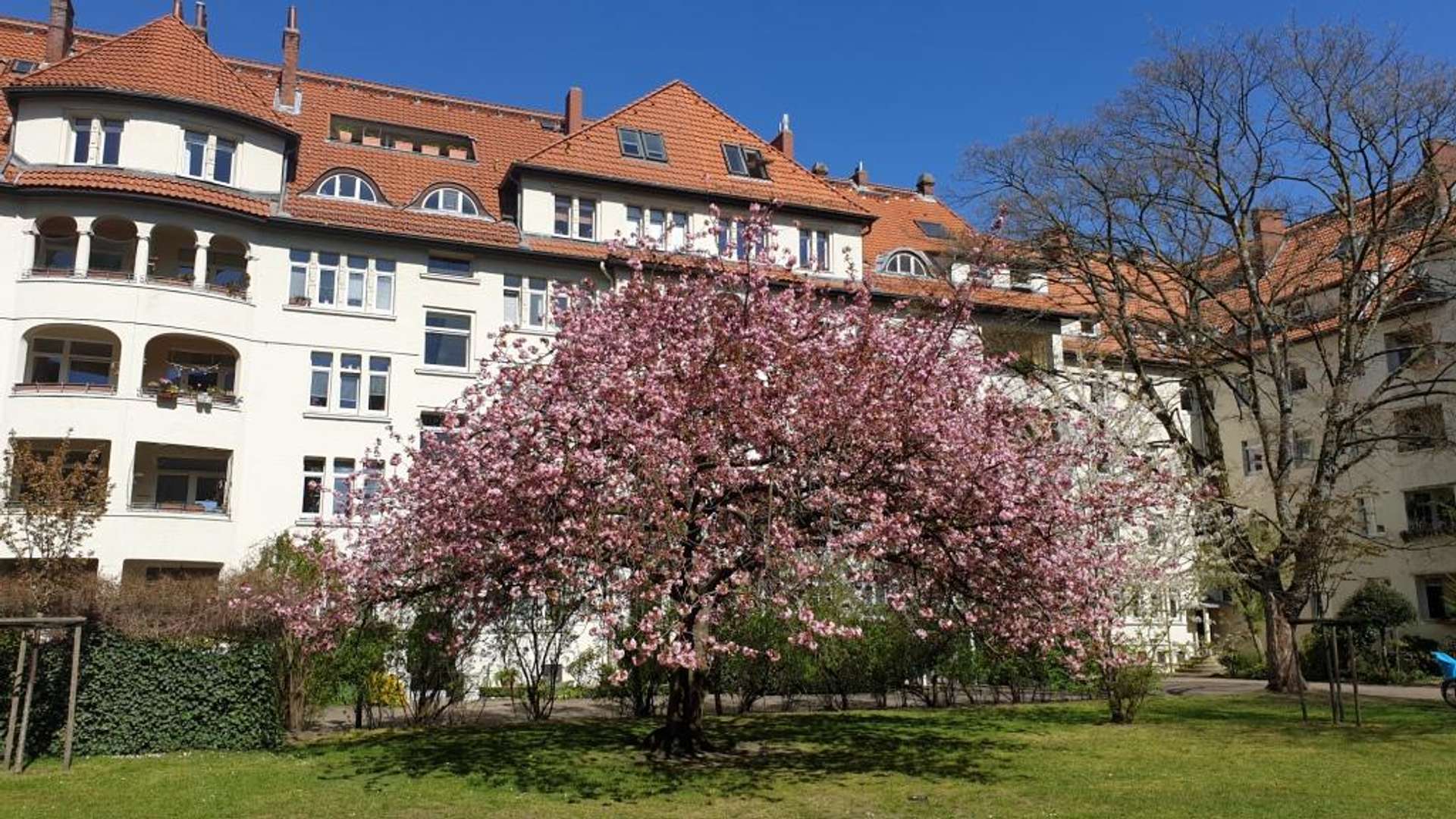 Hannover List Spannhagengarten: Großzügige 3 Zimmer Altbauwohnung - Innenhof im April