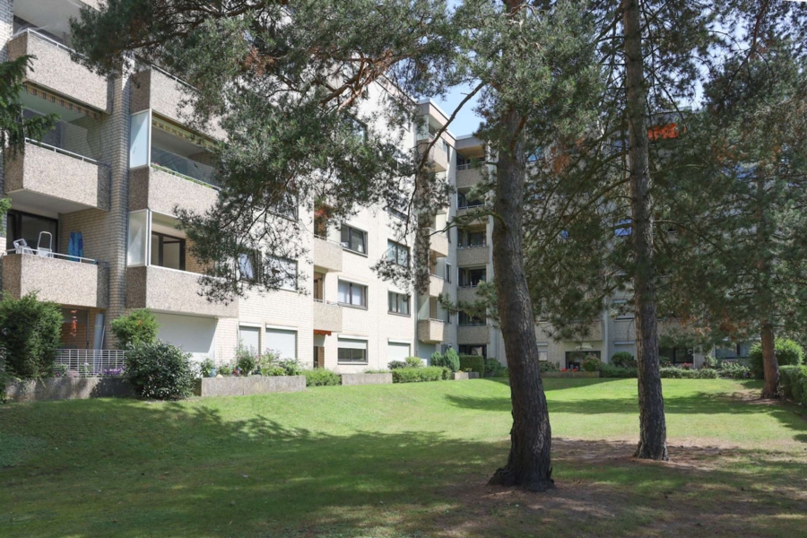 Hannover Sahlkamp: 3 Zimmer Wohnung mit Lift, Terrasse und Garage - Fußwegseite