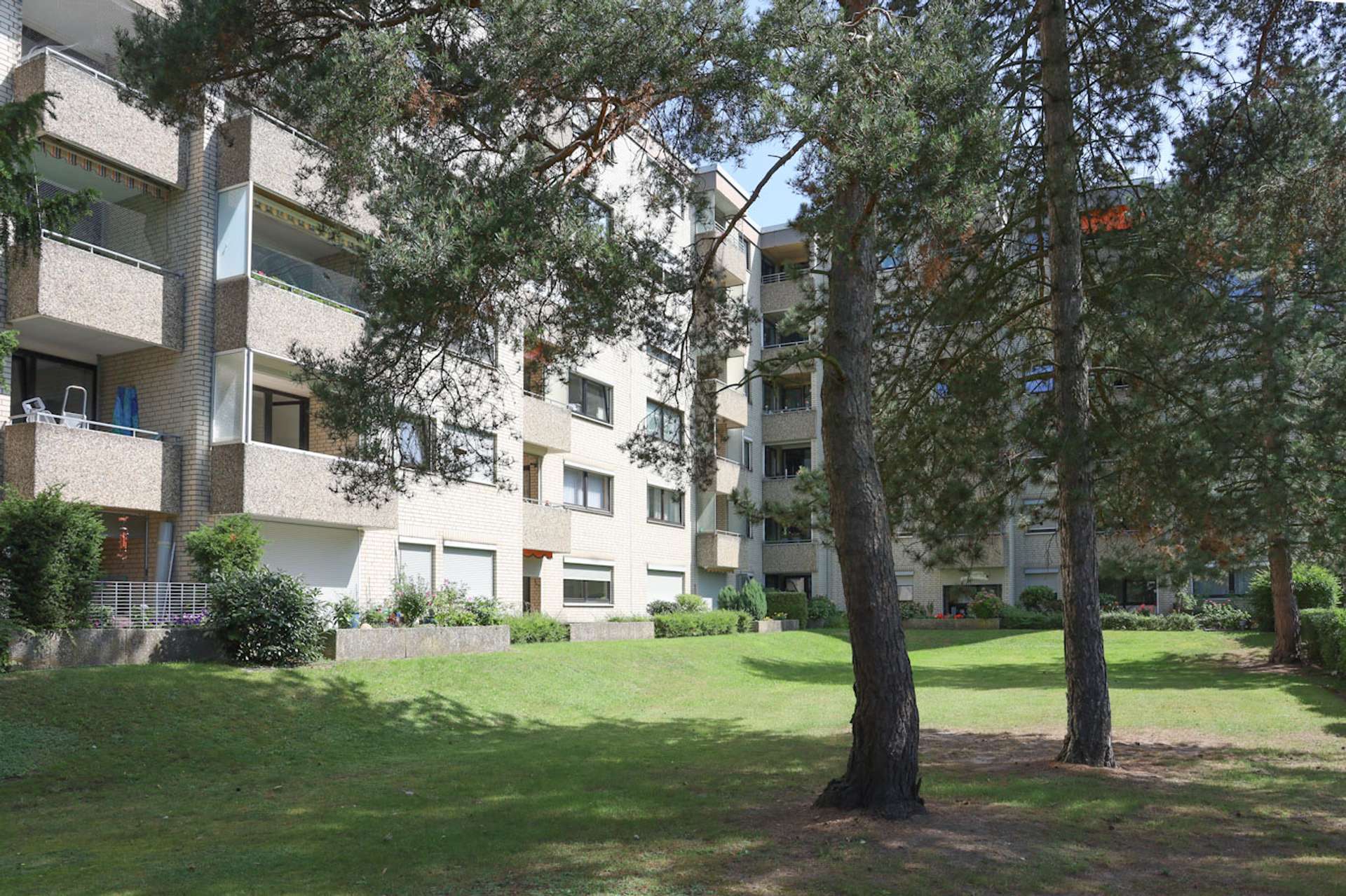Hannover Sahlkamp: 3 Zimmer Wohnung mit Lift, Terrasse und Garage - Gartenseite