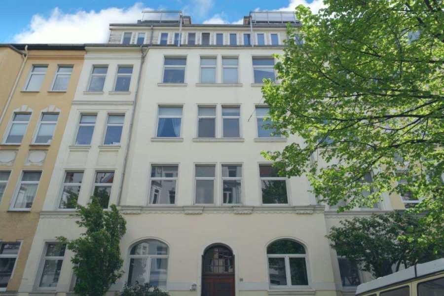 Hannover List: Charmante sanierte 4 Zi Wohnung mit Balkon und Stellplatz - Hausansicht