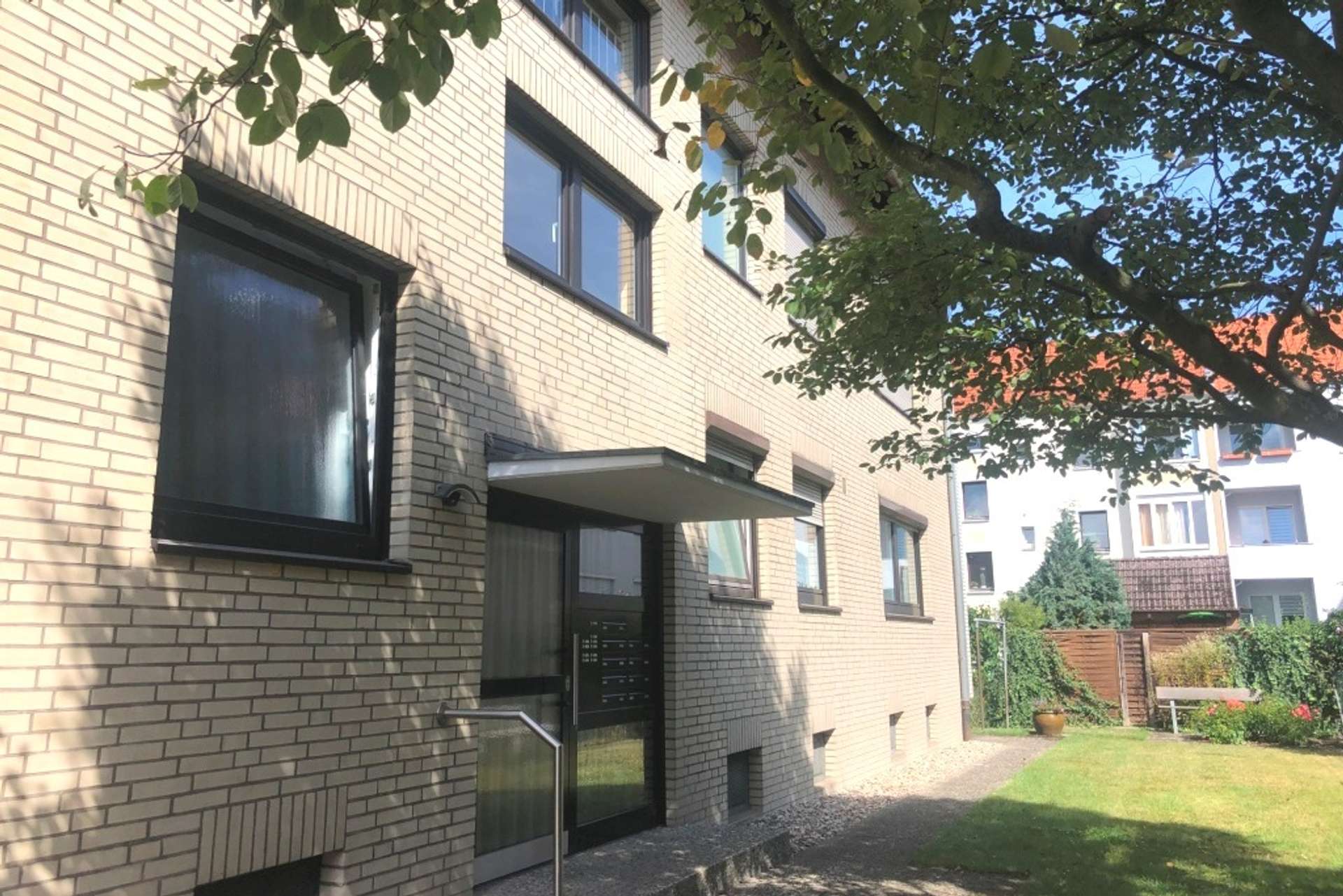 Hannover Badenstedt: Großzügige 3 Zimmer Wohnung im 1.OG - Hauseingangsseite