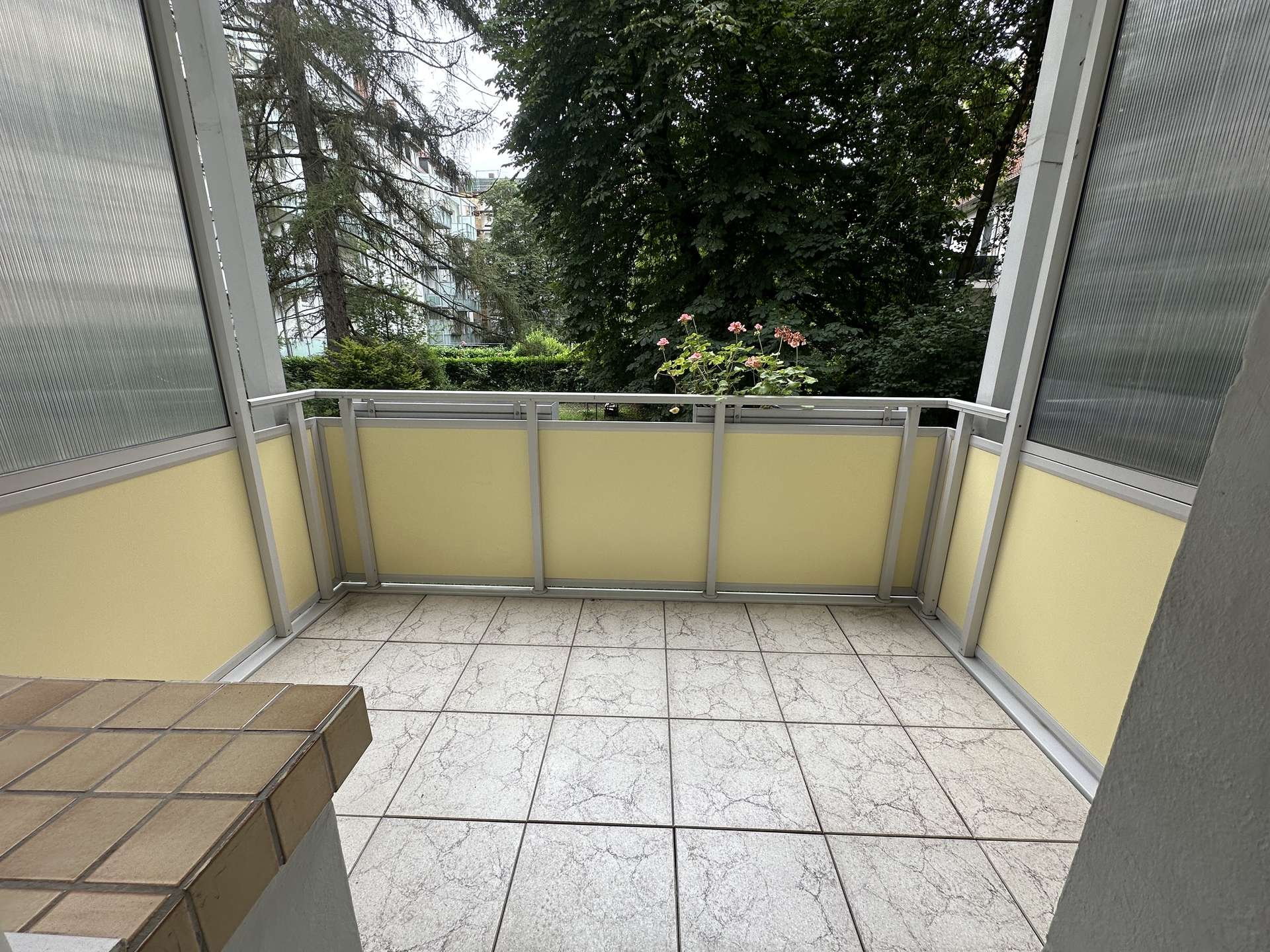 Gerade sanierte 3 Zimmer Wohnung mit Balkon im Hochparterre - neue Elektrik