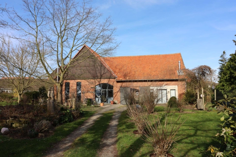 Springe Mittelrode: 2-teiliges Wohnhaus, Scheune zur gewerblichen Nutzung und viel Garten - Hofseitige Ansicht