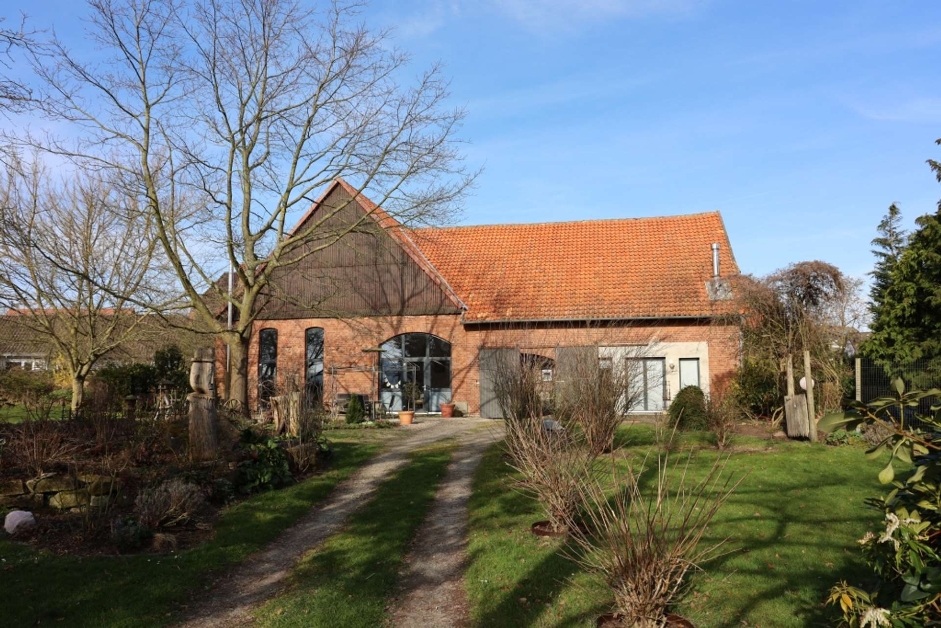 Springe Mittelrode: 2-teiliges Wohnhaus, Scheune zur gewerblichen Nutzung und viel Garten - Hofseitige Ansicht