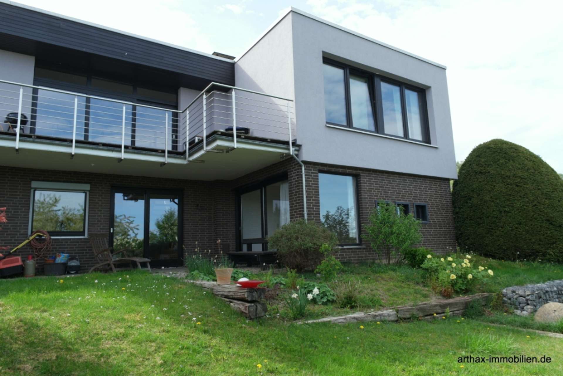 Springe Stadt: Bungalow am Rande des Waldes, in Hanglage - Gebäude von der Gartenseite